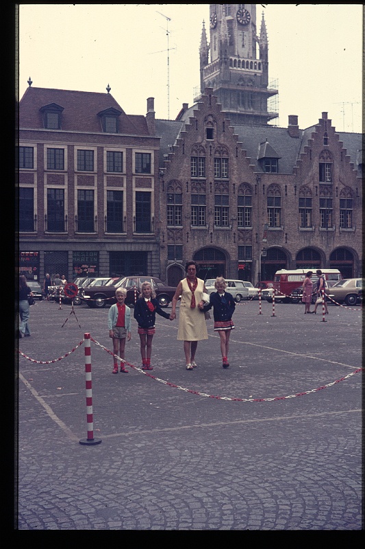 34.Brugge aug 1971 Ilse,Brigitte,Marion,Peter.JPG